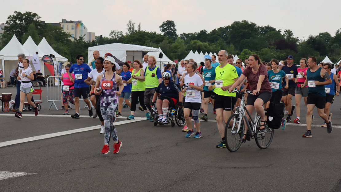 Starterfeld beim Lauf auf dem Tempelhofer Feld