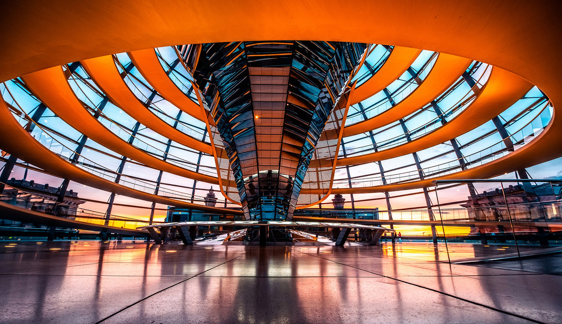 Blick in die Berliner Reichstagskuppel. 