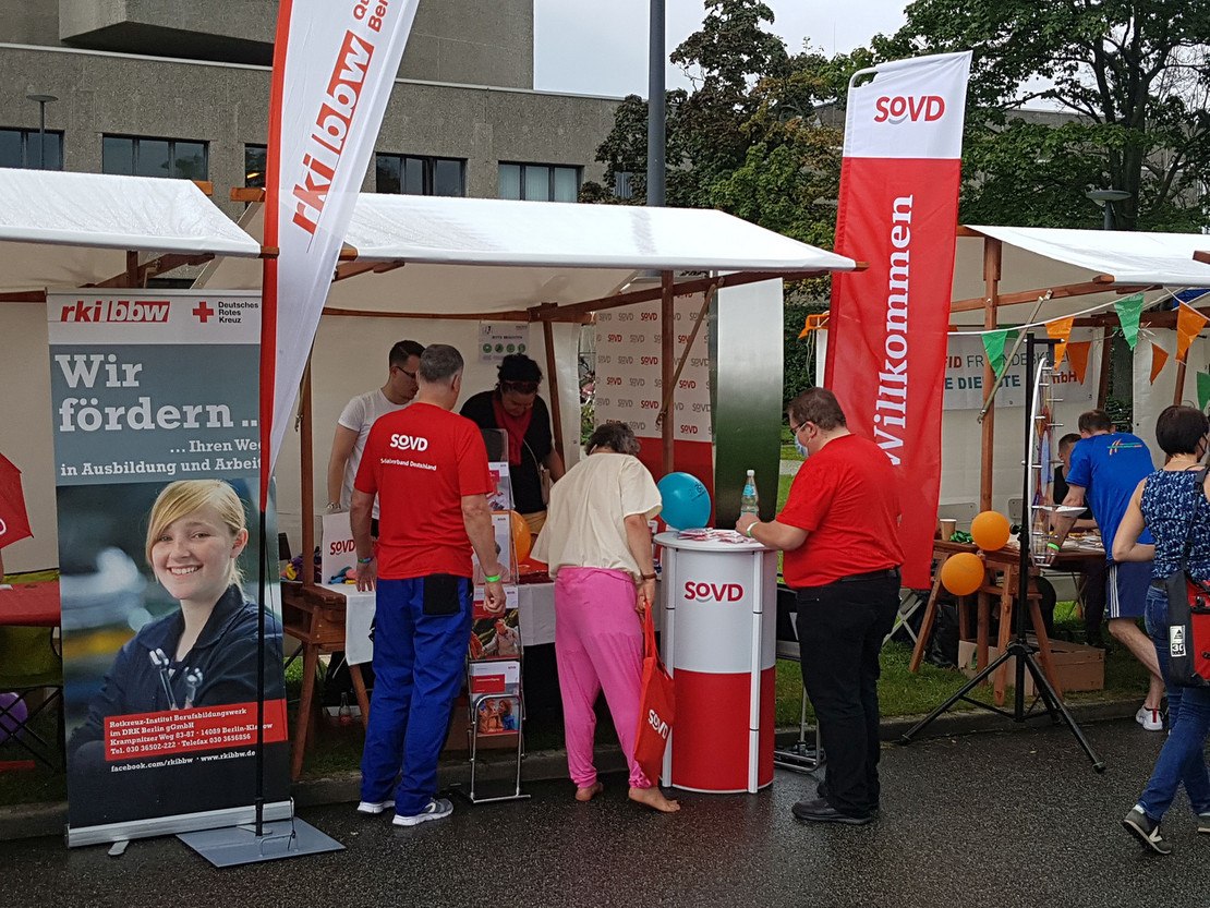 Mehrere Menschen an einem SoVD-Stand