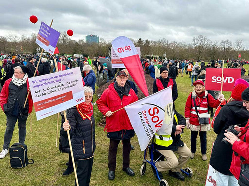 Mehrere Menschen mit SoVD-Plakaten. 