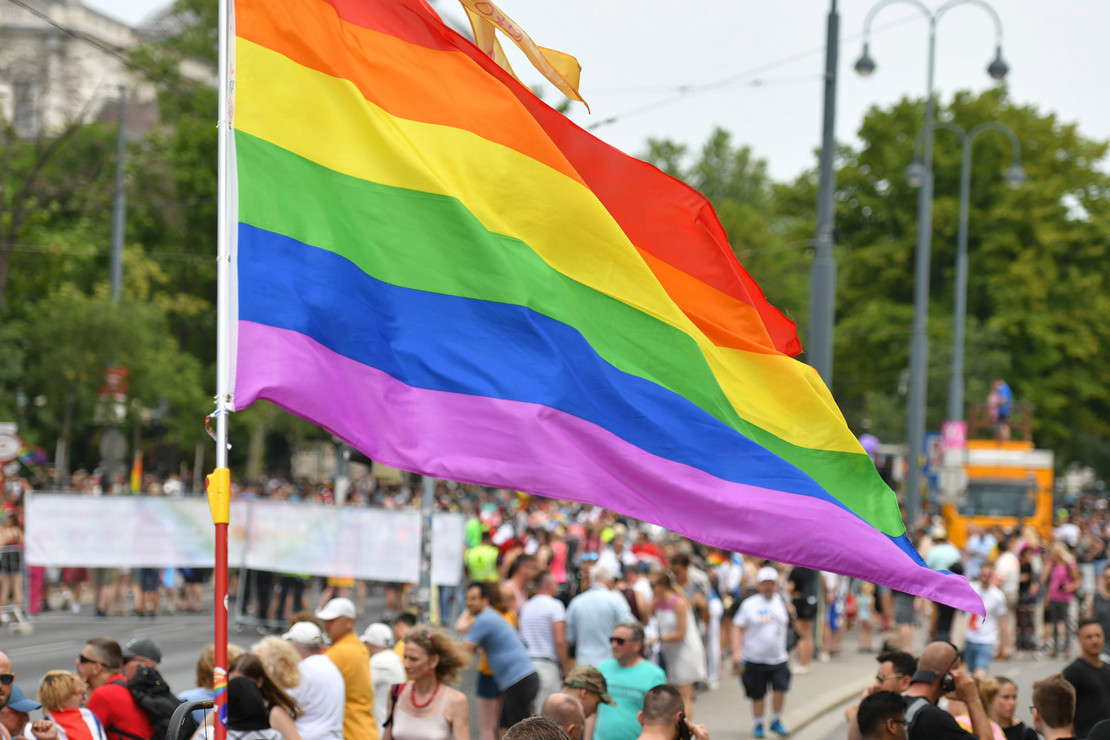 Regenbogenfahne weht im Vordergrund