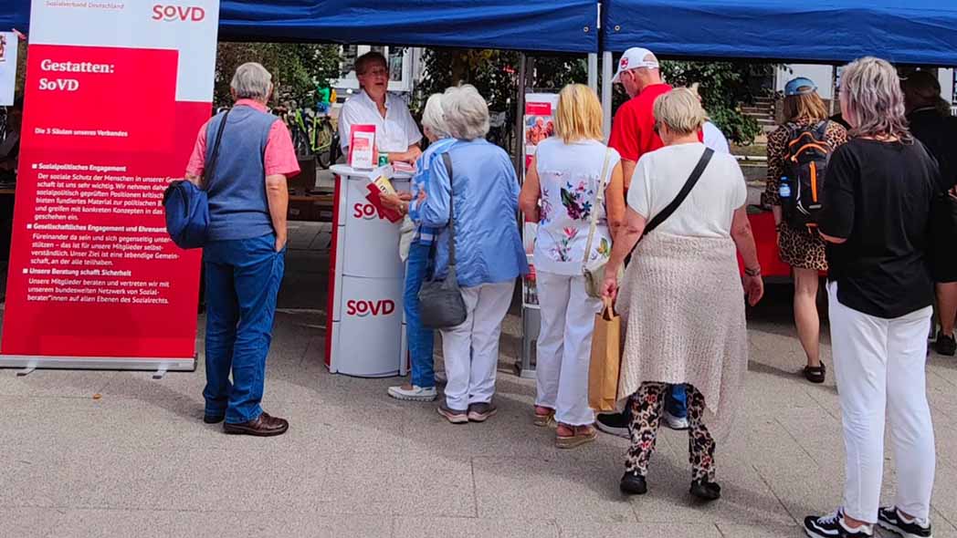 Menschen stehen Schlange vor dem SoVD-Stand